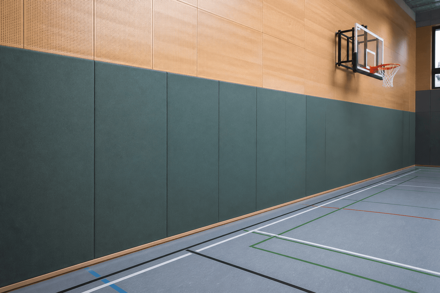 Prallwände in einer Sporthalle